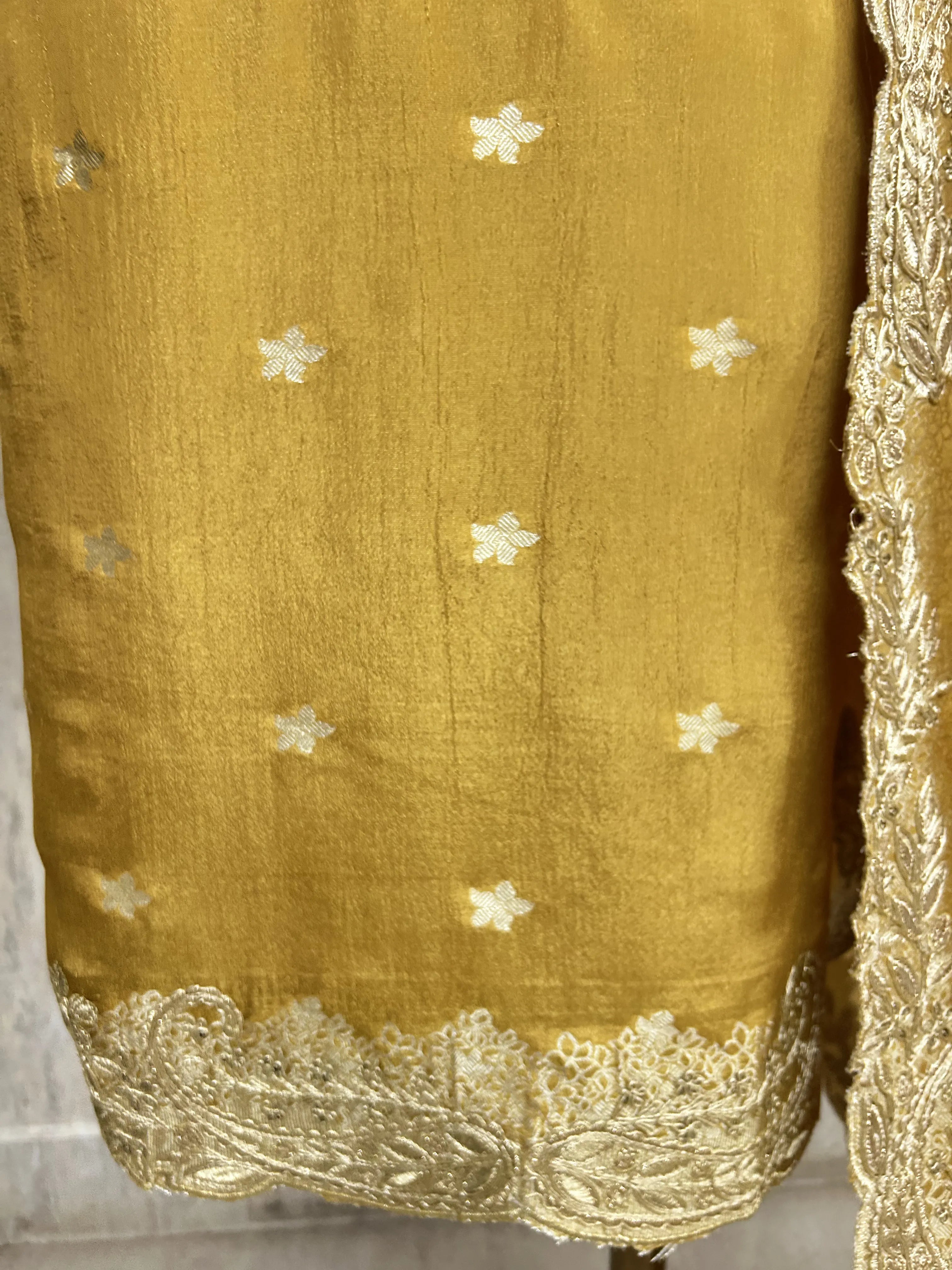 Zari-e-Gul Tissue Unstitched Suit with Potli