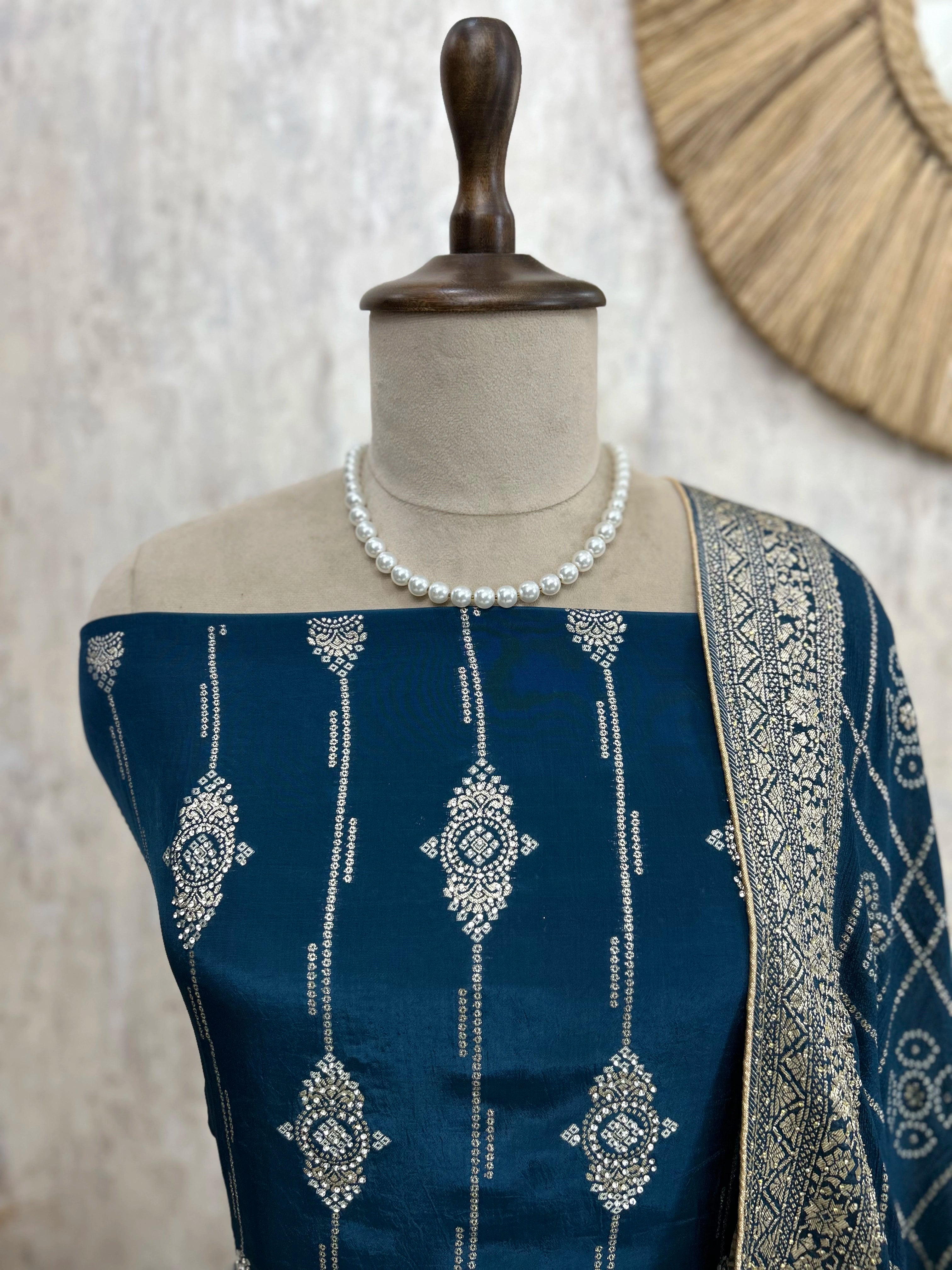 Crepe Unstitched Suit Set Symmetric Design
