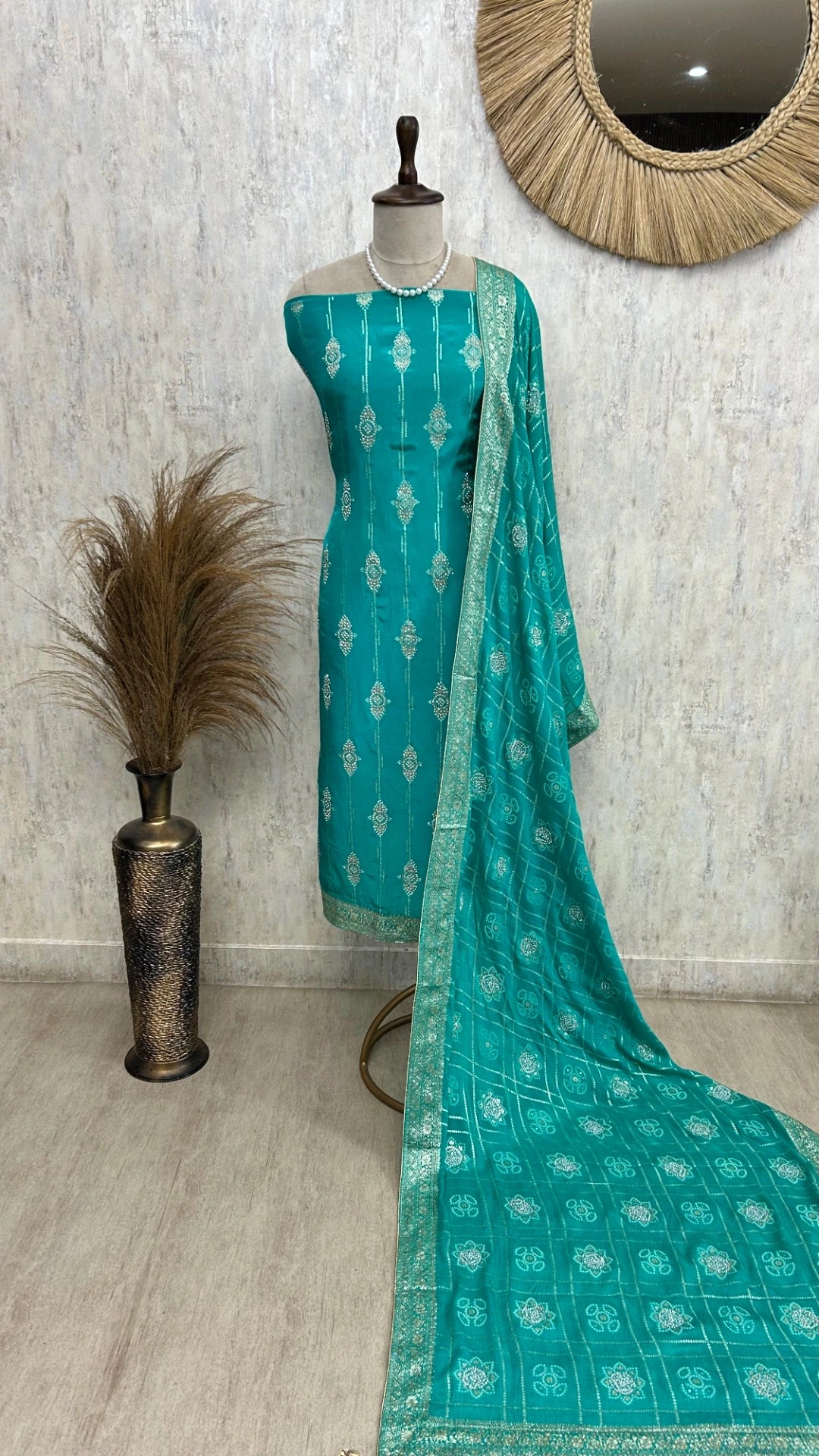 Crepe Unstitched Suit Set Symmetric Design