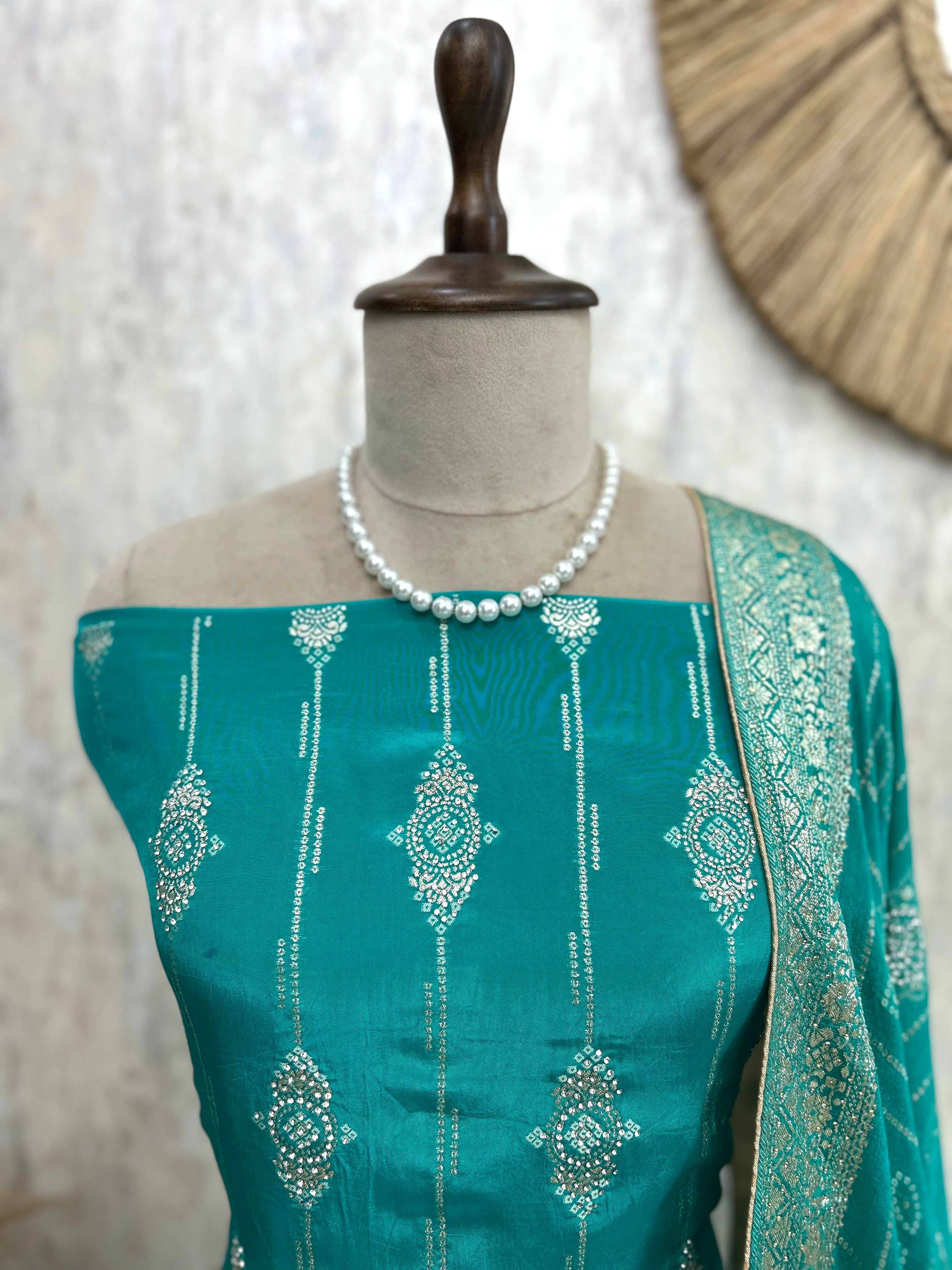 Crepe Unstitched Suit Set Symmetric Design
