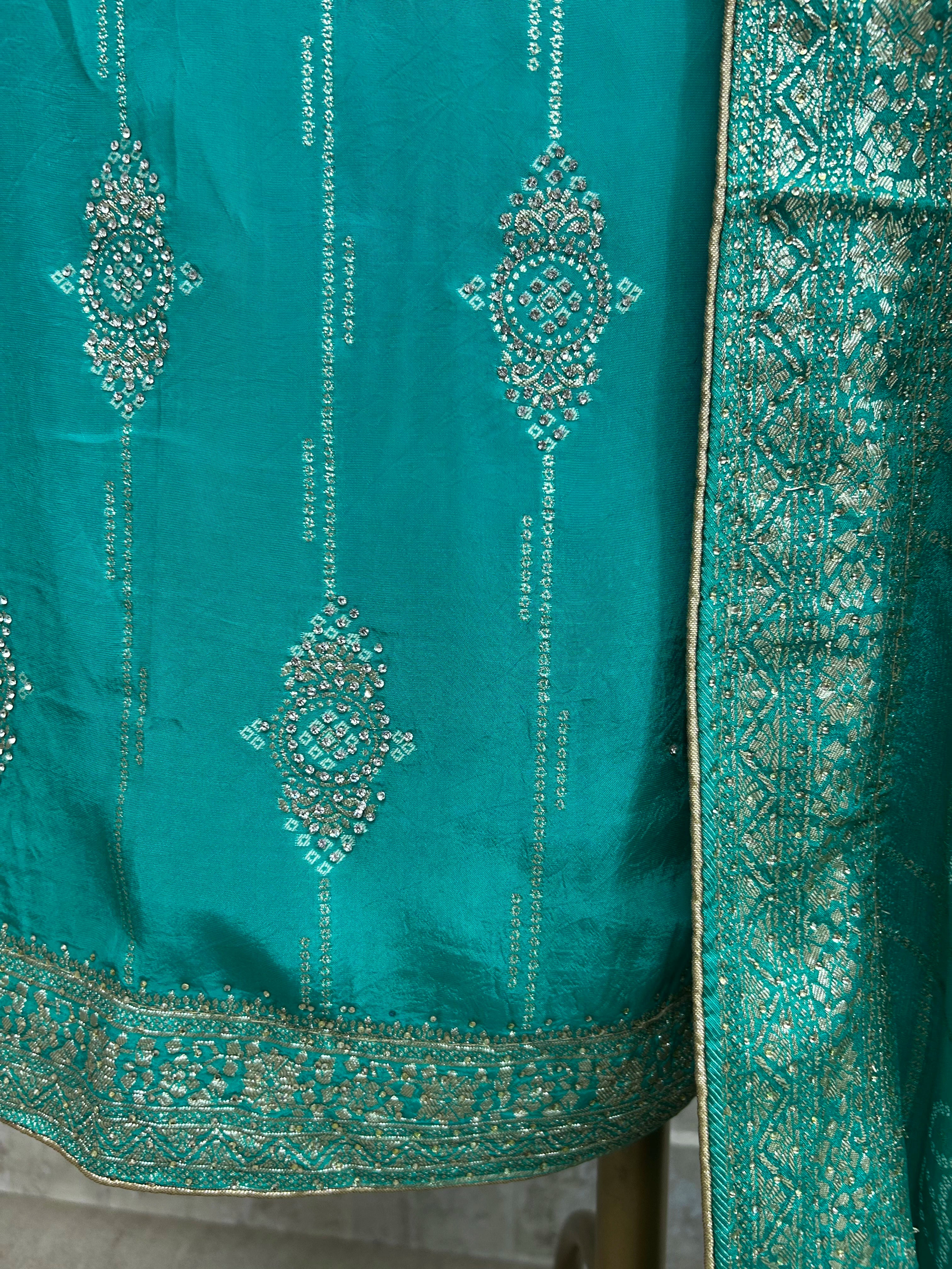 Crepe Unstitched Suit Set Symmetric Design